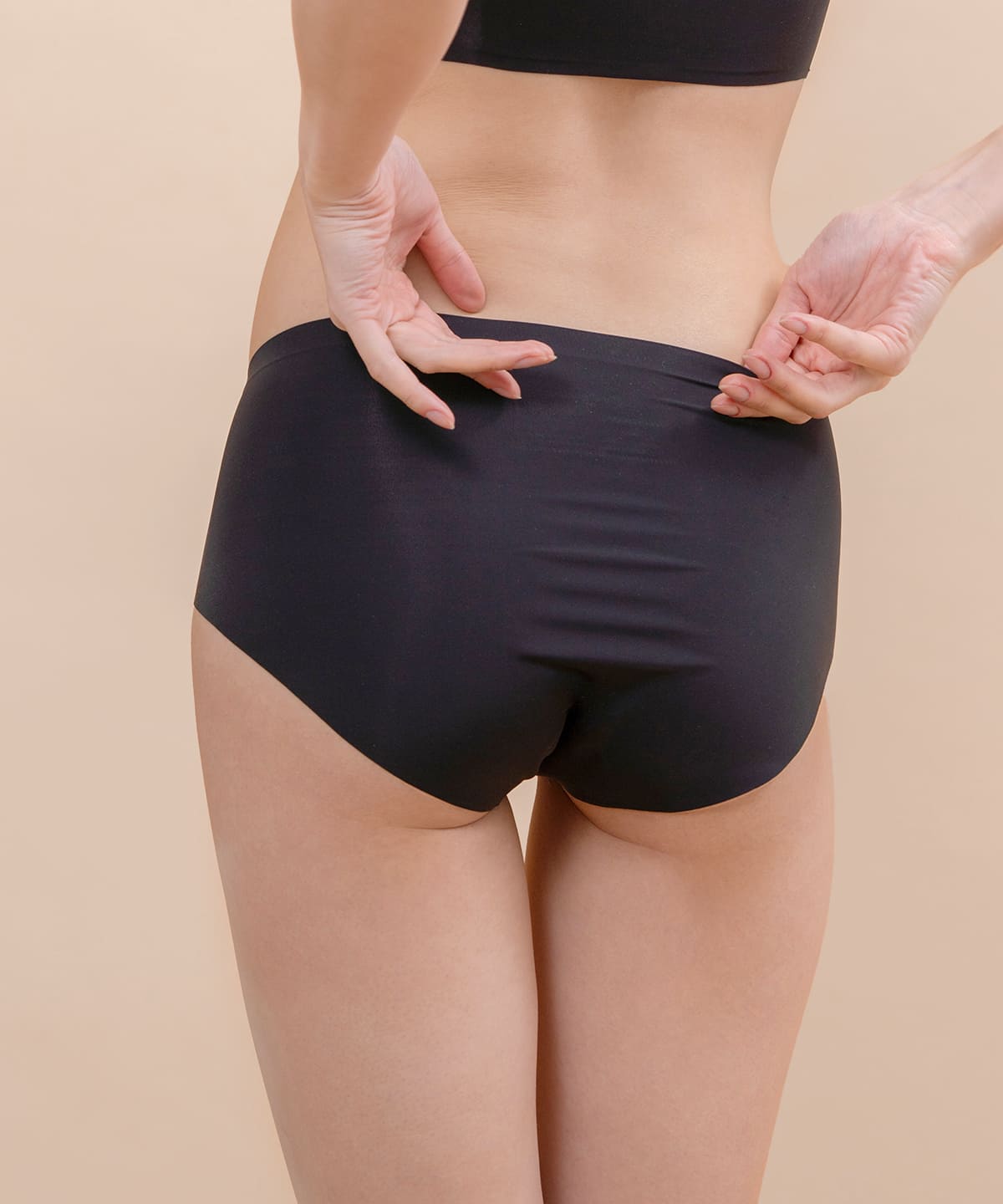 
                  
                    シームレスショーツ
                  
                