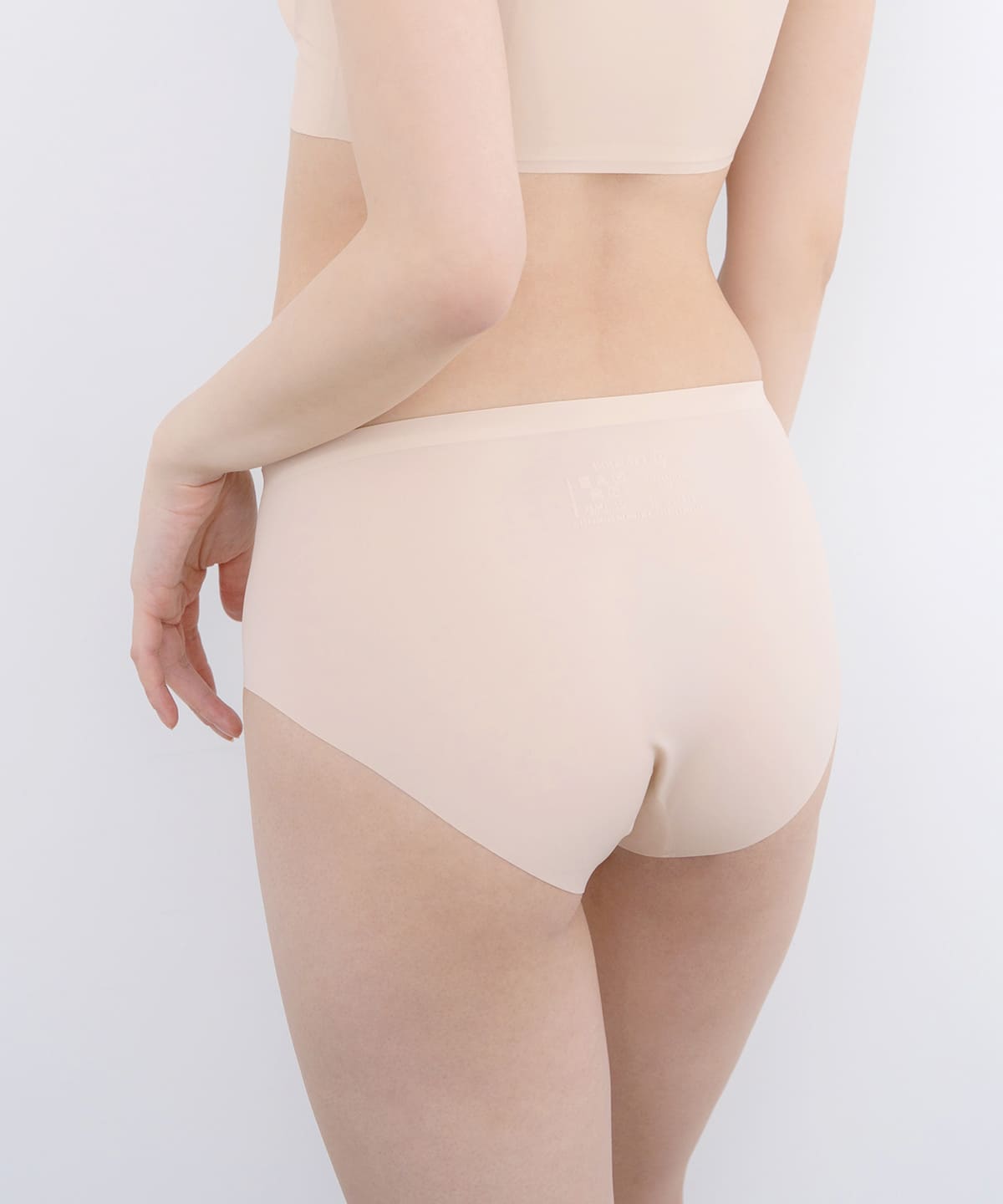 
                  
                    シームレスショーツ
                  
                