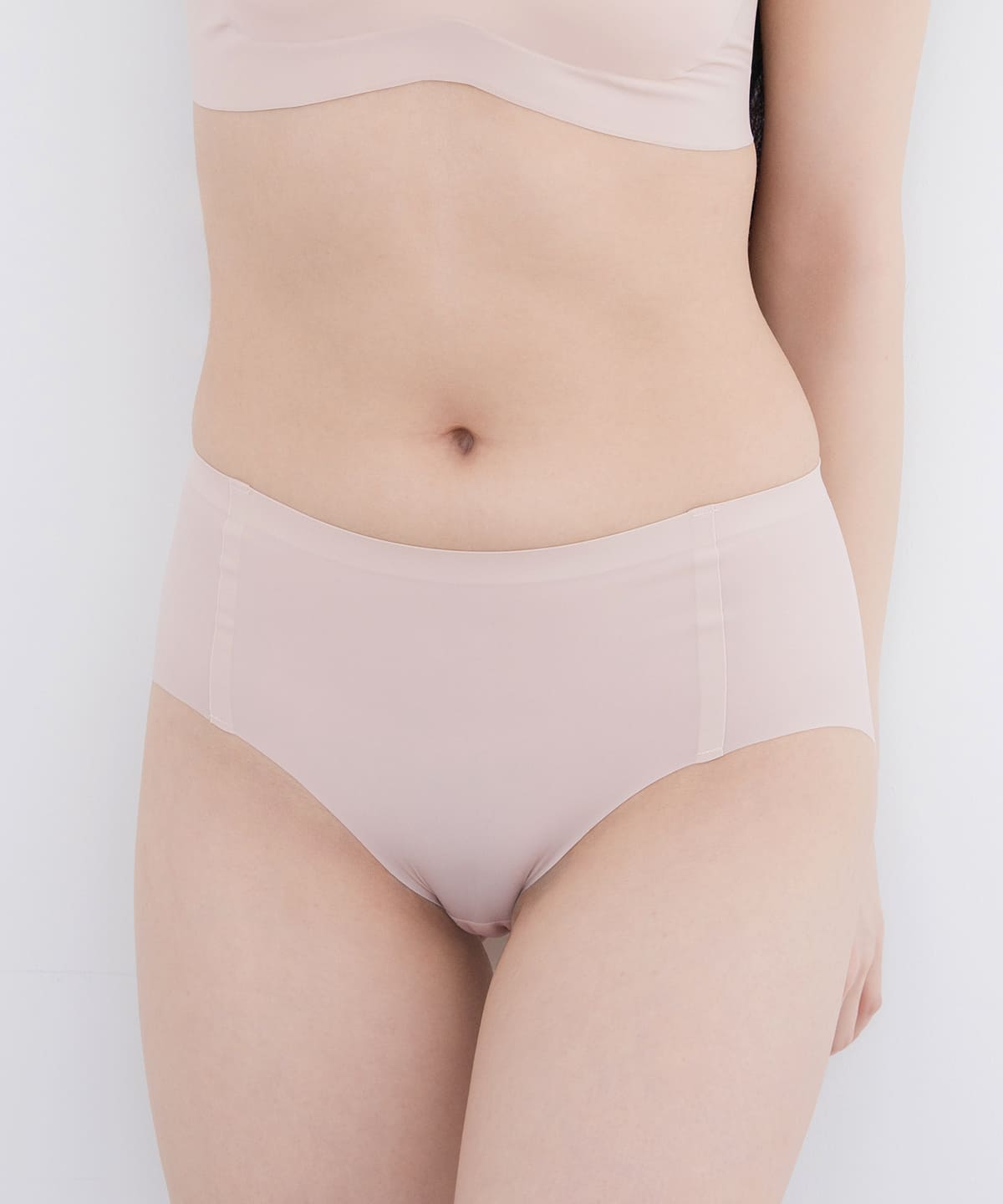 
                  
                    シームレスショーツ
                  
                